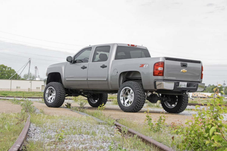 Rough Country 7.5 Inch Suspension Lift Kit w/ M1 Struts And Shocks 07-13 Silverado/Sierra 1500 4WD
