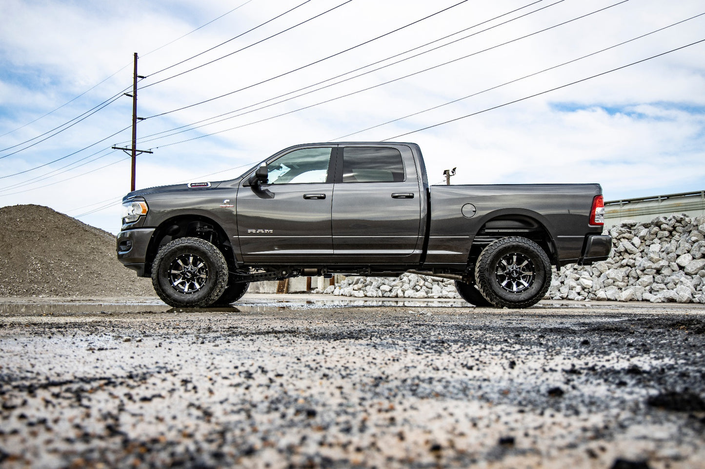 Rough Country 2.5 Inch Ram Leveling Kit w/ V2 Shocks For 14-25 2500 With OE Rear Coil Springs