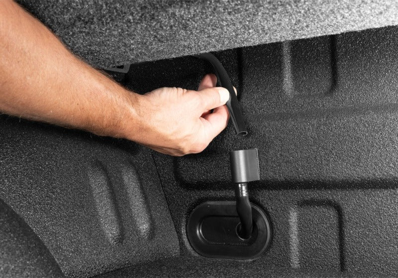 RealTruck 04-24 Nissan Titan CC 5.5ft Bed (w or w/o Utilitrack) RetraxPRO EZ-Off FRC-4000