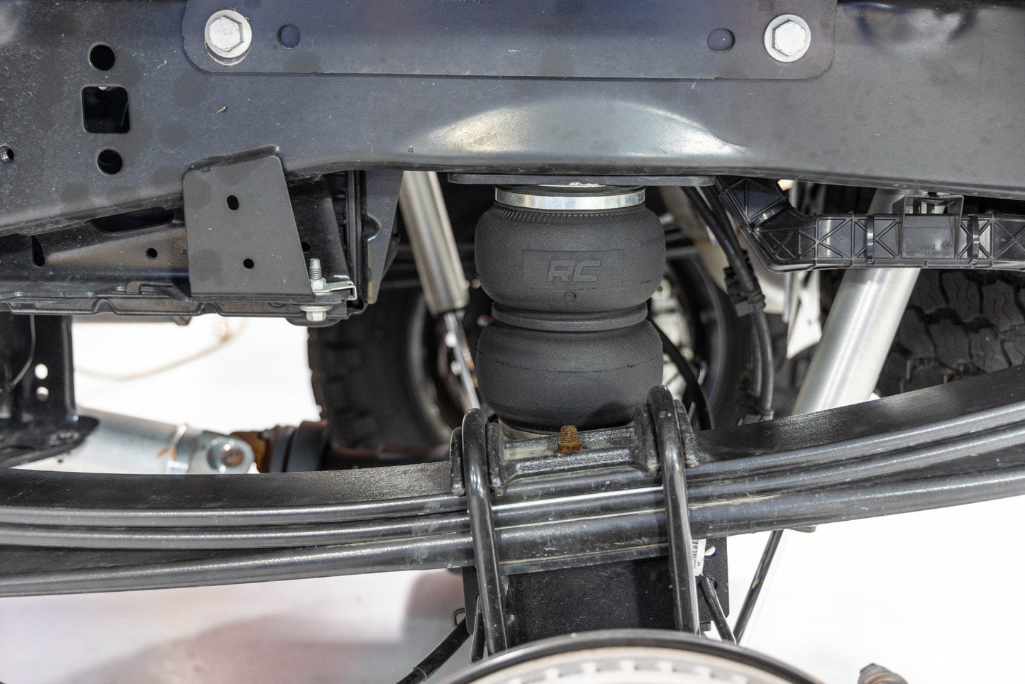 Air Spring Kit w/compressor | Wireless Controller | Ford F-250/F-350 Super Duty (17-26)