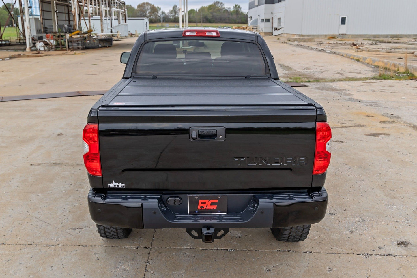 Hard Low Profile Bed Cover | 5'7" Bed | Toyota Tundra 2WD/4WD (2007-2021)