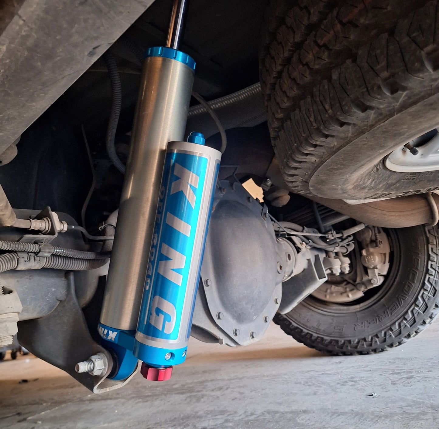 Cognito 20-24 Chevy/GMC Silv/Sierra 2500/3500 HD 2WD/4WD 3in Elite Leveling Kit w/ King 2.5 RR