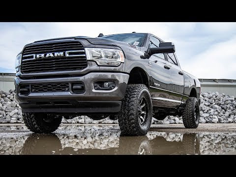 Rough Country 2.5 Inch Ram Leveling Kit w/ V2 Shocks For 14-25 2500 With OE Rear Coil Springs