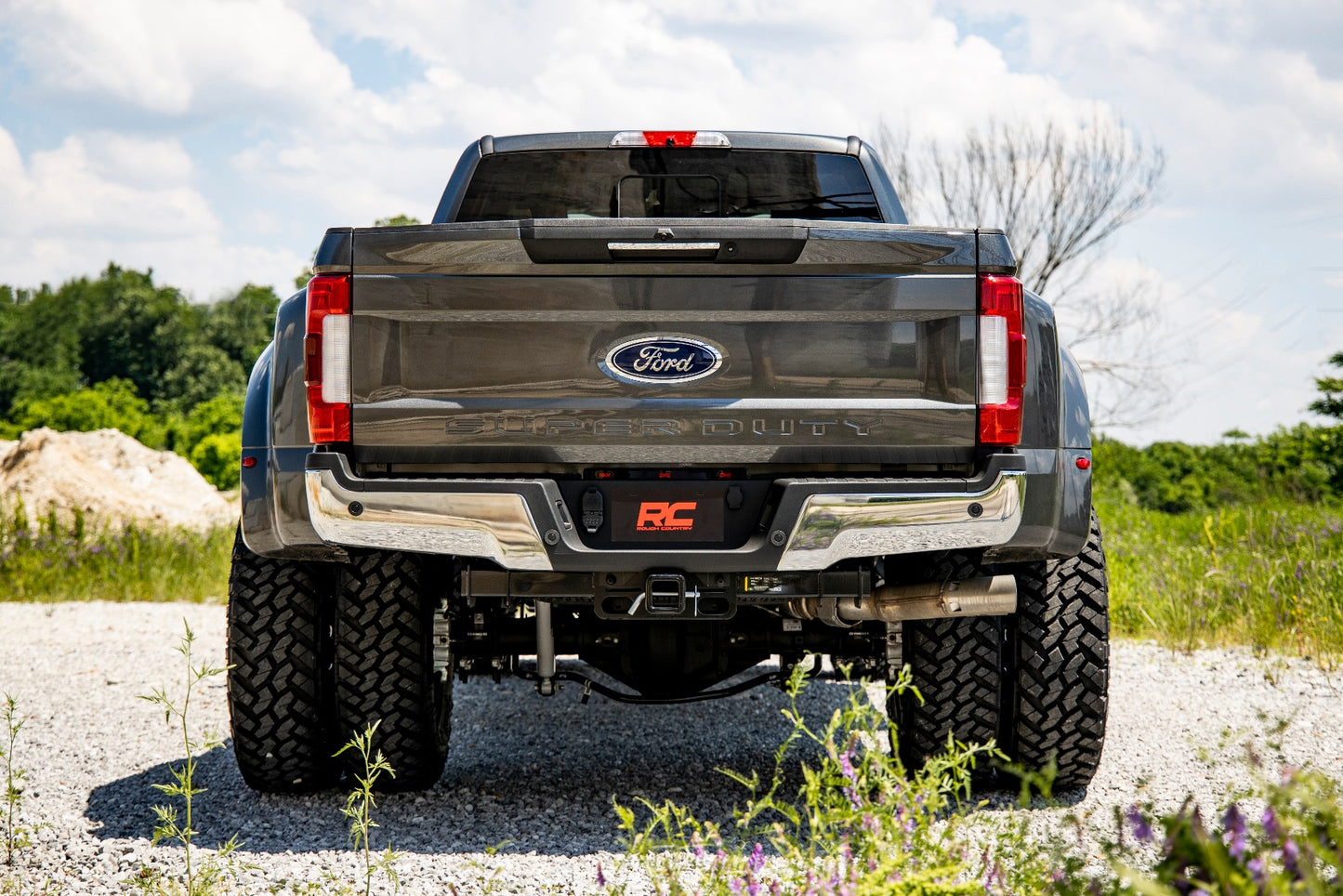 Rough Country 4.5 Inch Inch Ford Suspension Lift Kit w/ V2 Shocks and Front Driveshaft 17-20 F-350 4WD Diesel Dually