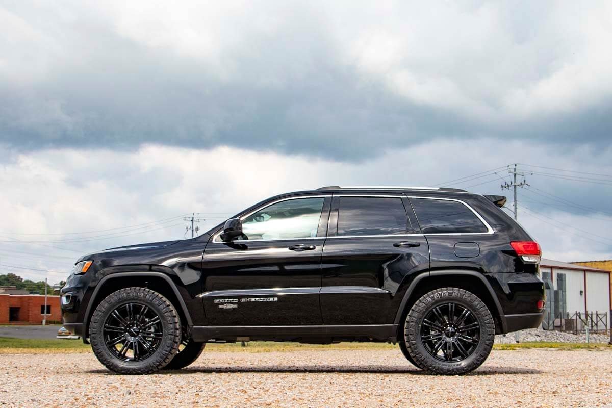 Rough Country 2.5 Inch Lift Kit N3 Struts 11-15 Jeep Grand Cherokee 4WD